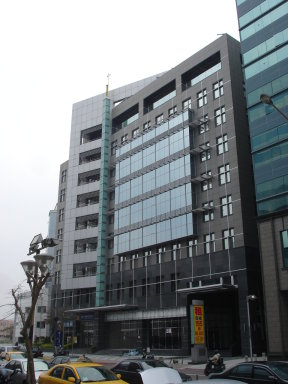 【辦公室出租】裝潢隔間佳、雙面採光、江南街商圈餐飲多、捷運交通以港墘站為主